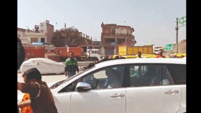 Youths show black flags, throw ink on Swami Prasad Maurya’s car in Kashi