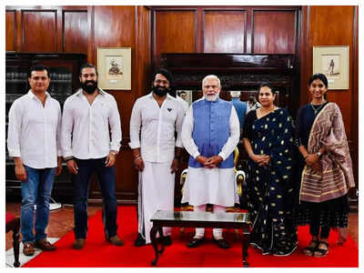 PM Narendra Modi hosts a dinner for Yash, Rishab Shetty and Ashwini Puneeth Rajkumar at Raj Bhavan