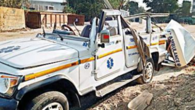 Ambulance hits truck in Kolkata, 5 injured