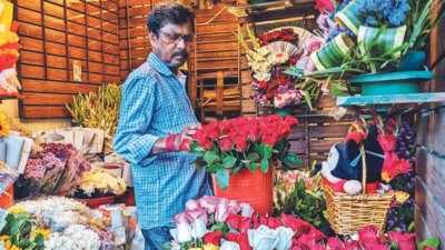 Dutch roses high in demand on Valentine Day, prices rise to Rs 300/bunch in  Pune