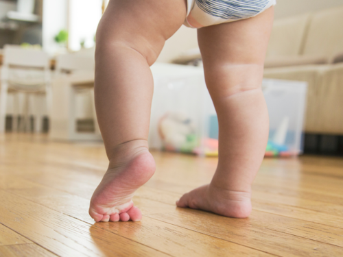Bare feet improves memory for babies and children - Active Babies