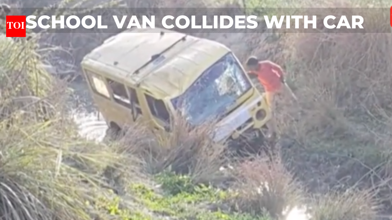 UP: School van collides with car in Etawah, 11 including nine children ...