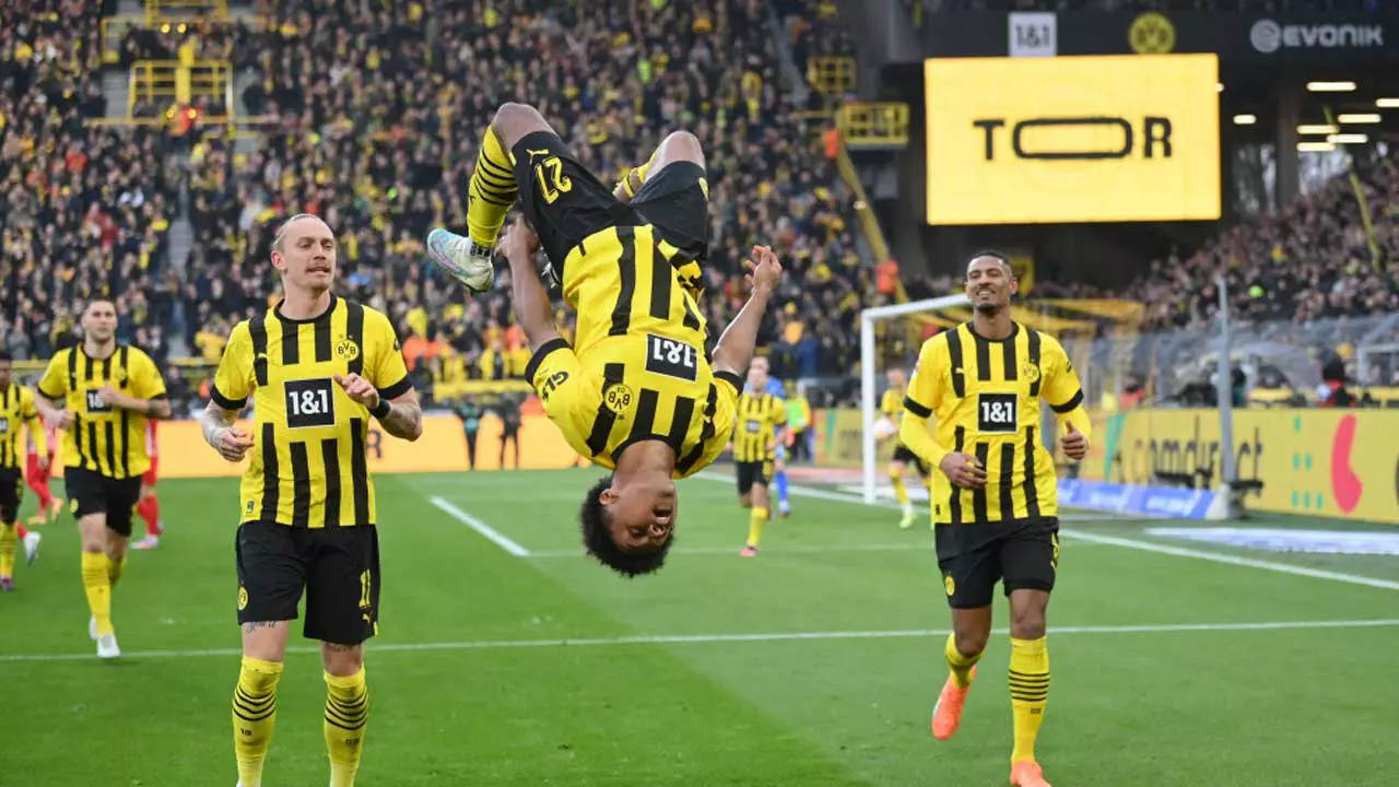 Jadon Sancho's teammate hits back at Borussia Dortmund star after awkward  exchange - Mirror Online