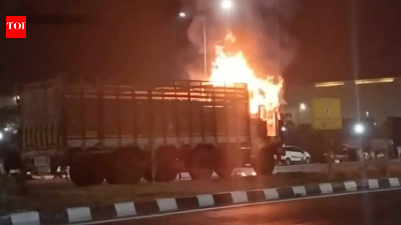 MP: Fire engulfs truck on Delhi-Mumbai Highway in Indore