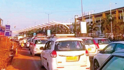 Dabolim: Dabolim airport junction jam grounds people for hour | Goa ...