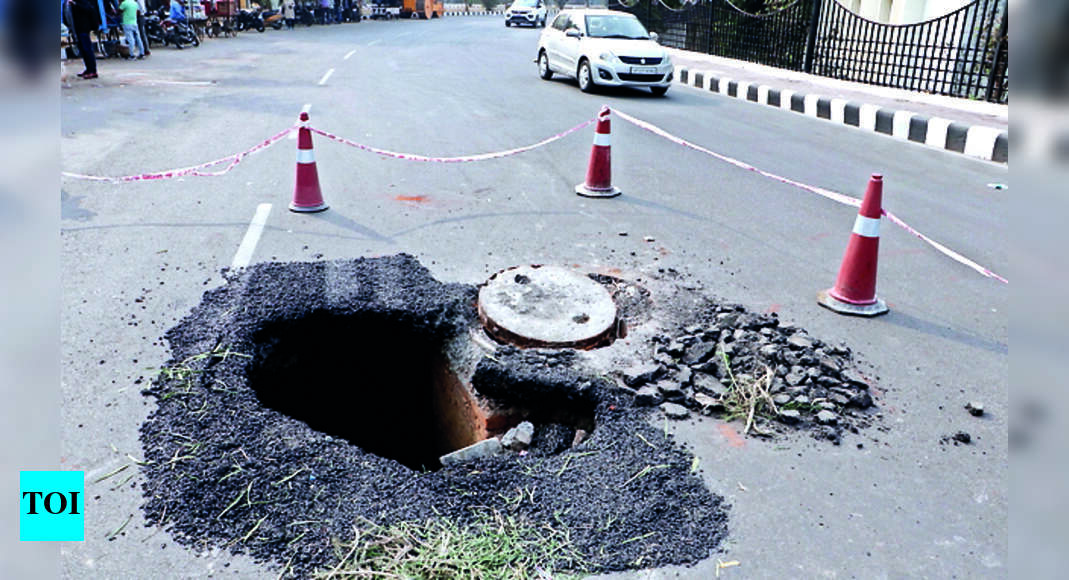 Now, Road Caves In Near Hanuman Setu | Lucknow News - Times of India