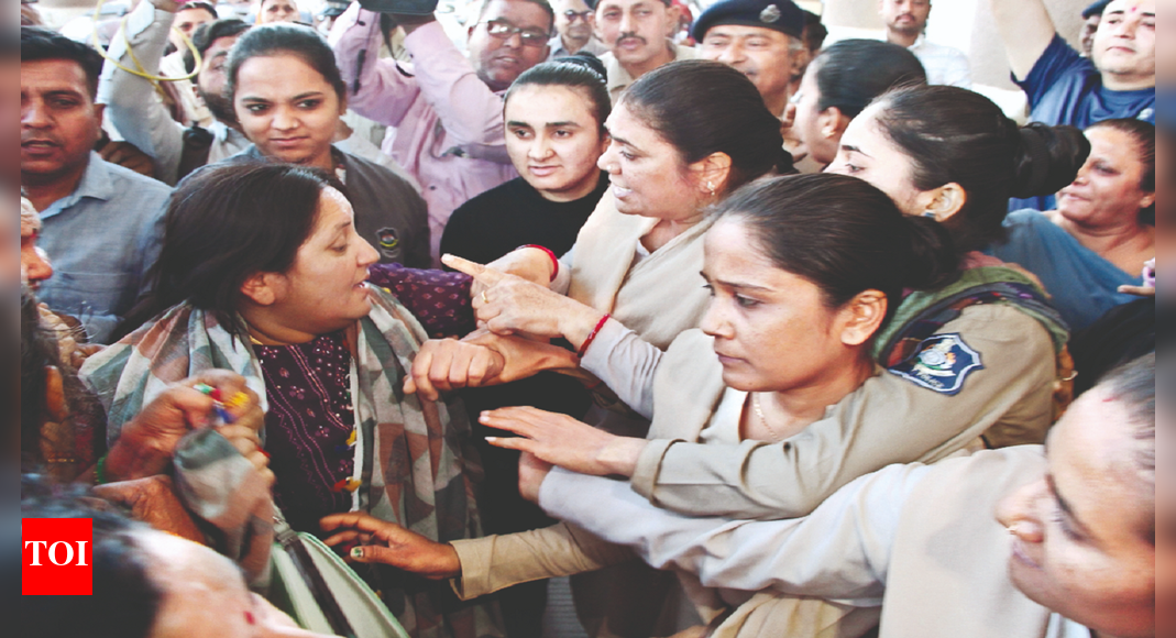 Rmc Several Women Reach Rmc Office Demanding Drinking Water Supply