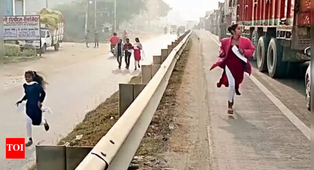 Bihar Stuck in jam, Bihar girls run 2km on NH to reach exam centres