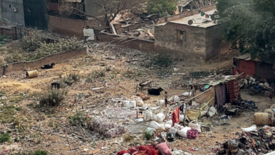 A school, park & flats around it, this plot in Ghaziabad is a dumpyard since 2015