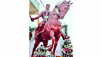Shivraj & Cong cross swords over Shivaji bust on Nath turf