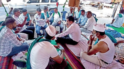 Karnataka governor Thaawar Chand Gehlot meets with protesting farmers, promises to get govt to resolve issues