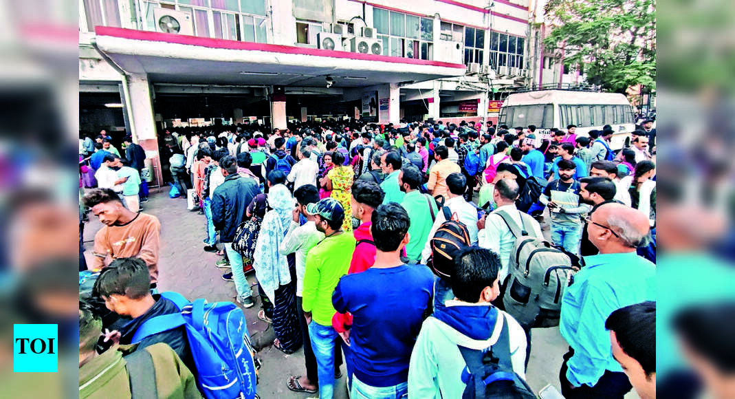 Railway: Long Queues For Tickets Add To Rly Passengers’ Ordeal | Surat ...