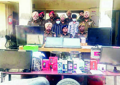 Duo who stole 100 phones from store held