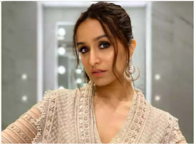 Shraddha Kapoor asked a fan, 'Why do you think your gf is jhoothi?', his hilarious reply leaves the actor in splits