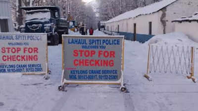 Snowfall blocks 121 roads in Himachal Pradesh