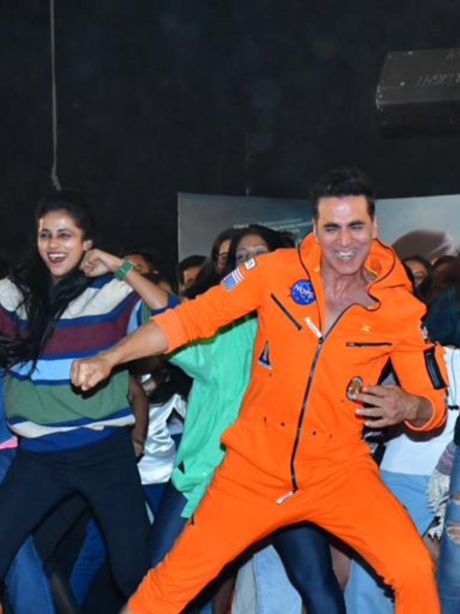 why-akshay-kumar-always-has-one-pant-leg-up-to-his-knees-zoom-tv