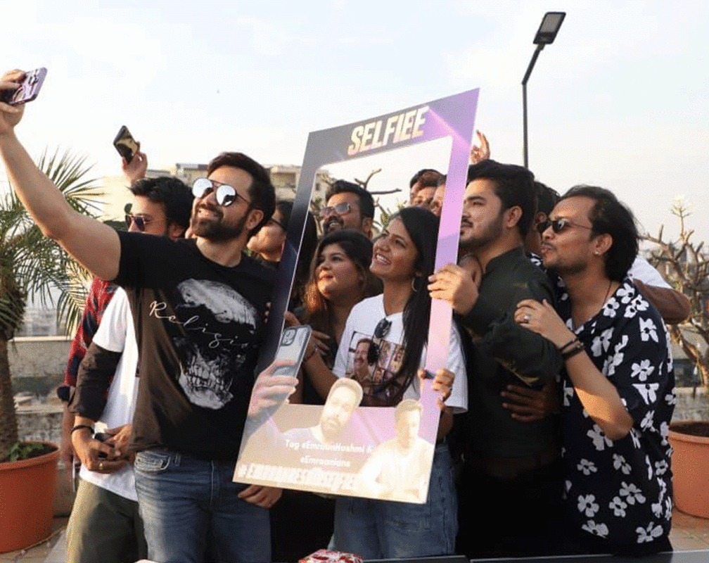
Fans click selfies with Emraan Hashmi
