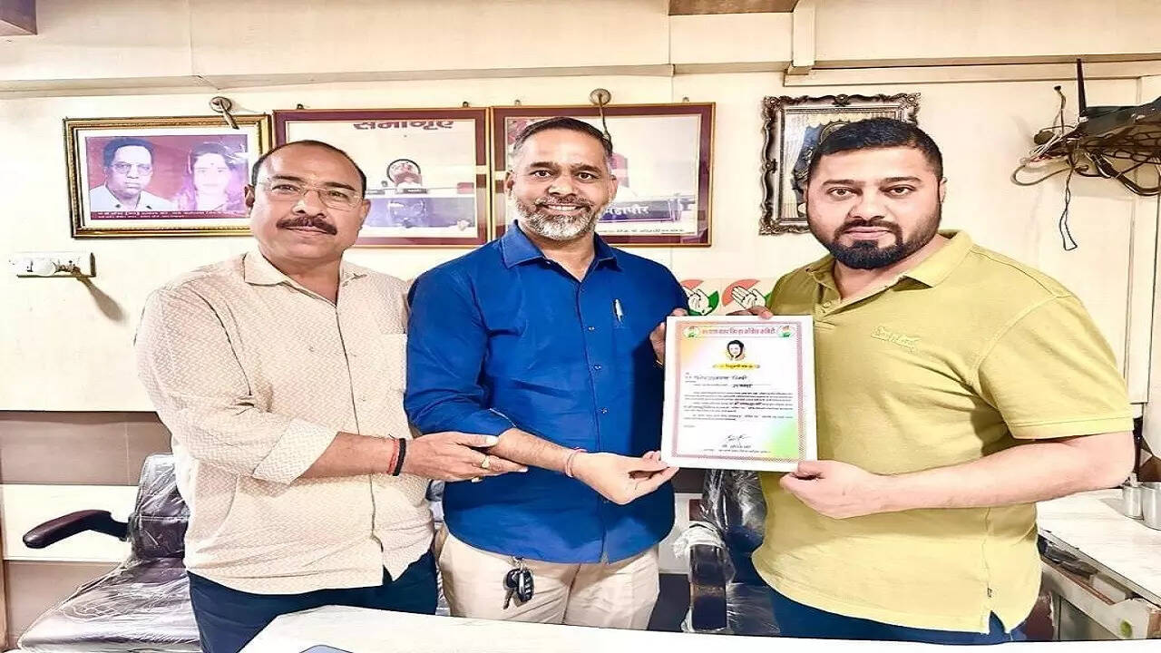 Social activist Vinod Tiwari joins Congress in Kalyan | Thane News - Times  of India