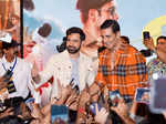 Akshay Kumar and Emraan Hashmi groove to song 'Main Khiladi' at the promotions of Selfiee