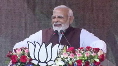 Country is saying 'Modi tera kamal khilega': PM Modi lambasts Congress over 'kabar khudegi' slogan