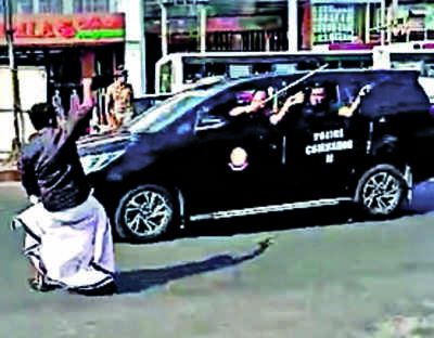 Black flags waved at CM in Kollam