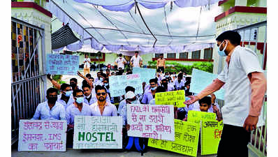 Nursing students continue stir even as BHU clears stand