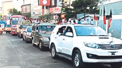 As night fell, poll caravans left Erode