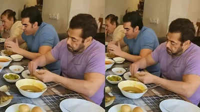 Salman Khan Xxx Sex Videos - Salman Khan's picture having a meal with Arbaaz Khan, Helen and family goes  viral, fans can't stop gushing over it! | Hindi Movie News - Times of India