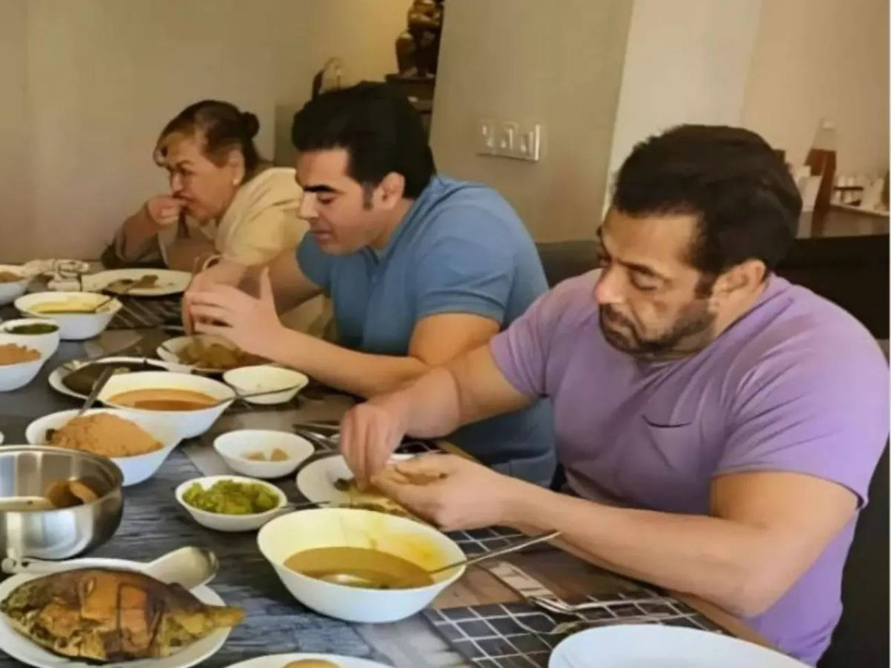 Salman Khan Xxx Sex Videos - Salman Khan's picture having a meal with Arbaaz Khan, Helen and family goes  viral, fans can't stop gushing over it! | Hindi Movie News - Times of India