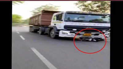 Uttar Pradesh: Man, grandson killed after truck drags scooty for over one kilometre