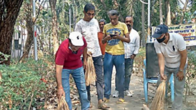 Kolkata: Citizens pick up brooms to clean Salt Lake green verge