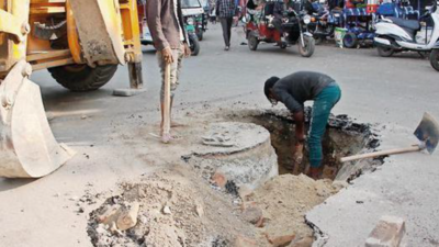 Water pipeline leak causes road cave-in at Kaiserbagh