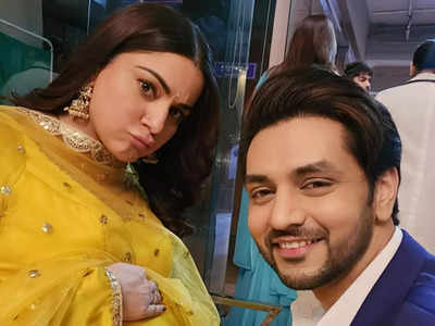 Kundali Bhagya actress Shraddha Arya flaunts baby bump with reel husband Shakti Arora; fans of the show react