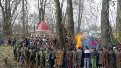 Last rites of Kashmiri Pandit killed in terror attack in Pulwama conducted