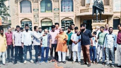 Workers of VHP and Bajrang Dal burn Rajasthan CM Ashok Gehlot’s effigy in Jaisalmer