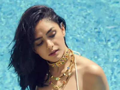 Hot makeup looks of Mrunal Thakur