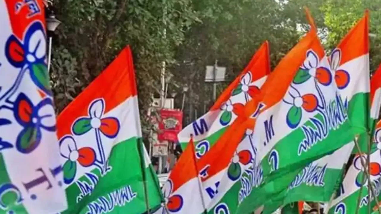 Breakup kar liya! After 21 years of split, Mamata Banerjee drops off ' Congress' from TMC's official logo – Mumbai Aaspaas English