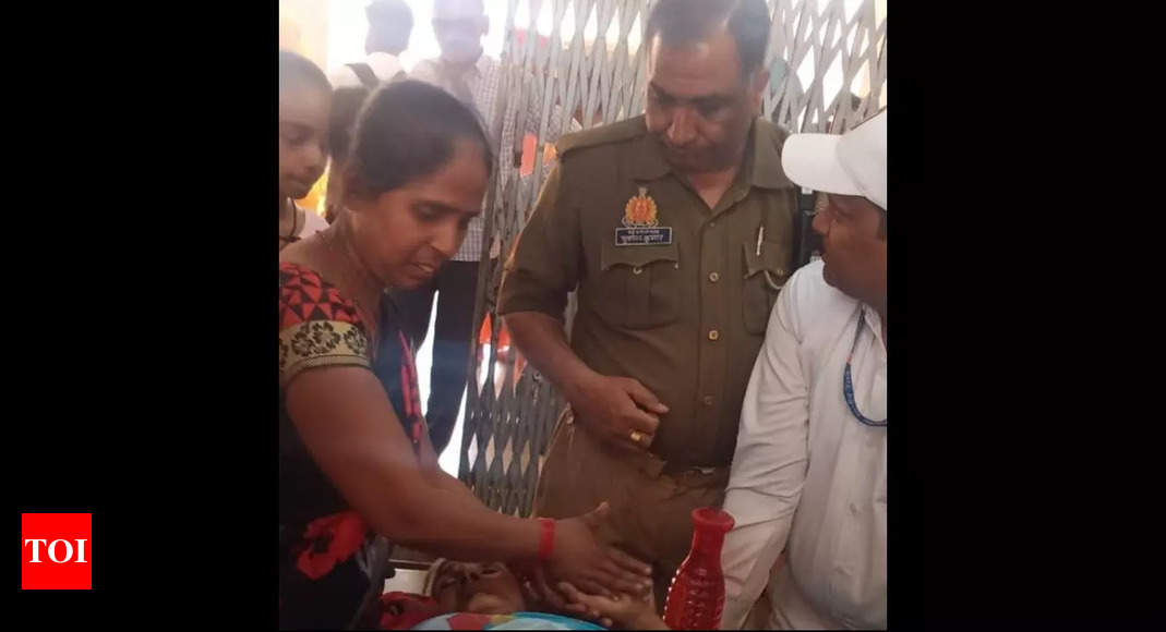 रेलवे सिपाही ने किया सीपीआर, यूपी के इटावा में बुजुर्ग महिला की जान बचाई  लखनऊ समाचार – टाइम्स ऑफ इंडिया