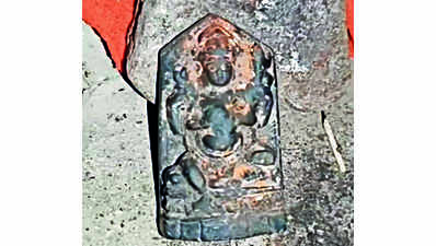 Farmer stumbles upon ancient idol in Chatra