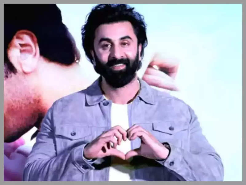 Ranbir Kapoor receives a framed picture of Alia Bhatt and his first picture  with daughter Raha from a fan – WATCH video | Hindi Movie News - Times of  India