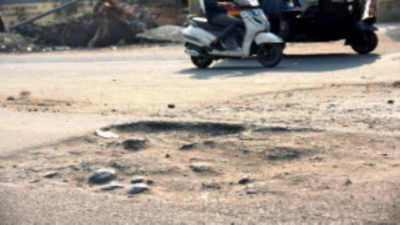 Kamptee Road riddled with potholes, agencies pass buck in Maharashtra