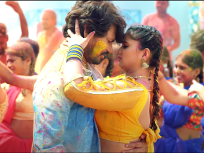 Pravesh Lal Yadav and Neelam Giri shows their amazing moves in the latest Holi song 'Lodha Se Kuch Deb Pichkari'