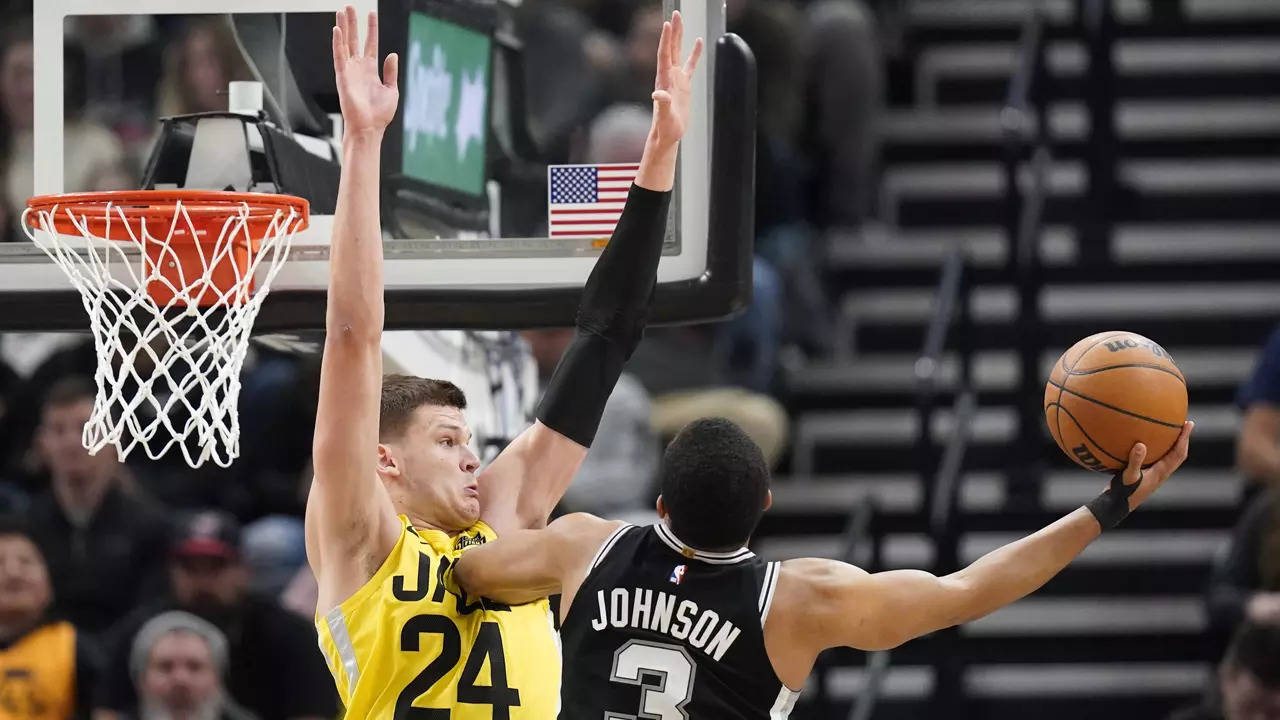 Spurs snap 16-game losing streak with victory over Jazz
