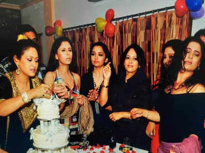 This throwback photo featuring Indrani Halder, Sreelekha Mitra, June Maliah, Chaiti Ghoshal and other artists will make you nostalgic