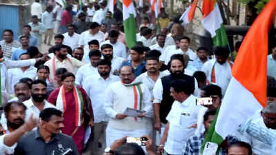 Congress's Manikrao Thakre and Uttam Reddy launch 'Haath se Haath Jodo' yatra in Telangana's Kodad