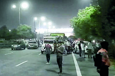 25-yr-old found dead near mangled car, kin block expressway for 2 hrs