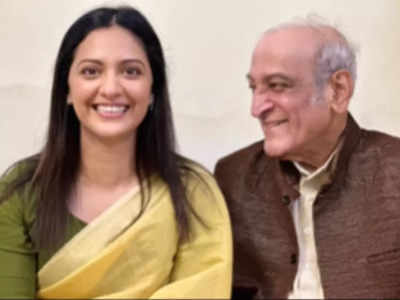 Tejashri Pradhan meets veteran actor Dr. Mohan Agashe after 12 years, says, "Thank you for always having my back"