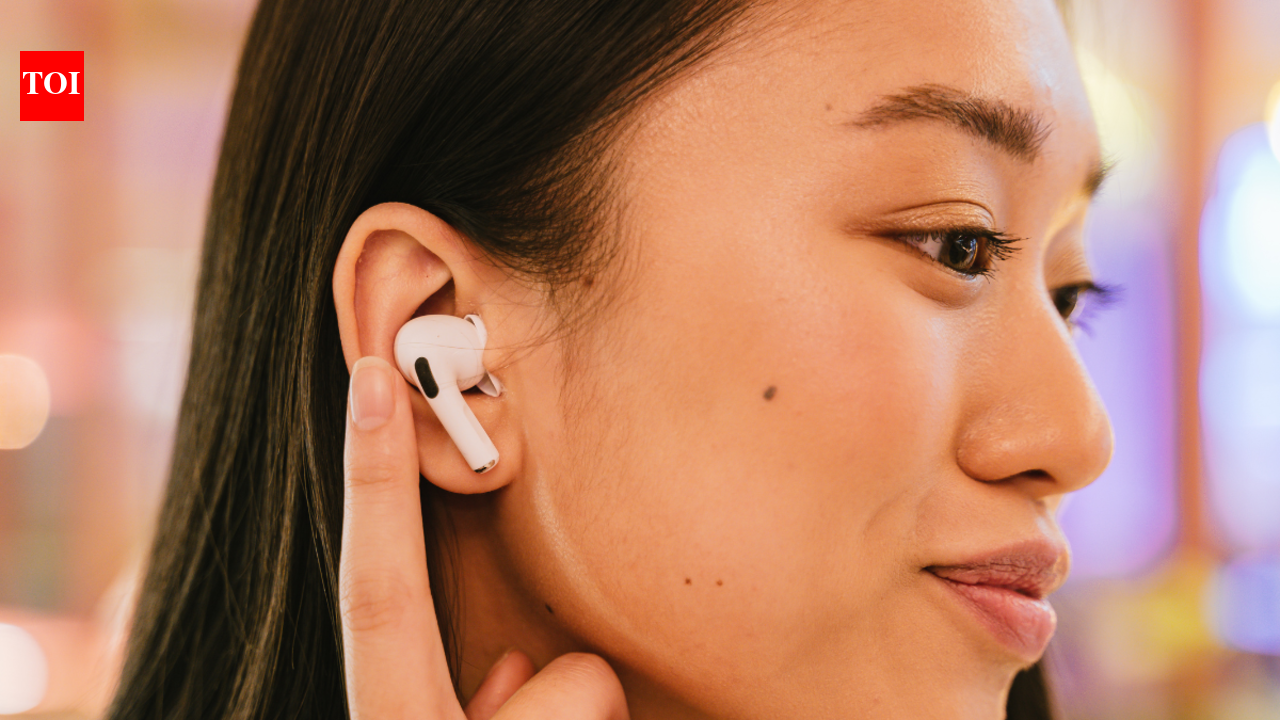 Here's how using earphones affects your hearing power and eardrums