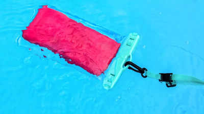 Waterproof Phone Pouches To Protect Your Phone From Water Splashes (April, 2024)