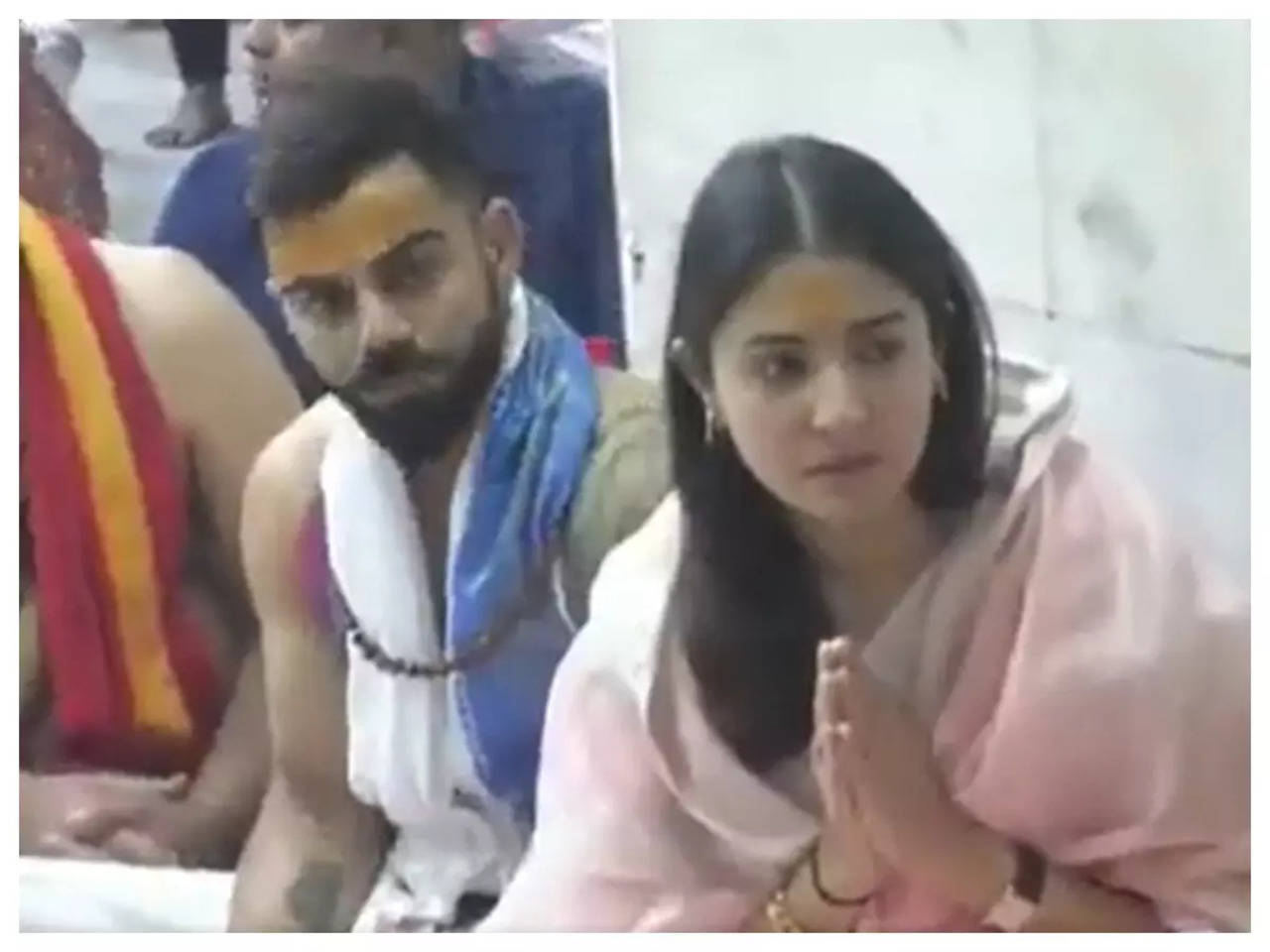 अनुष्का शर्मा व विराट कोहली ने महाकालेश्वर मंदिर में की पूजा-अर्चना- Anushka Sharma and Virat Kohli worshiped at Mahakaleshwar temple